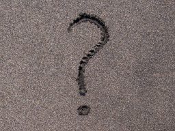 Und Dein Thema? Ein Fragezeichen, das im Sand eingraviert ist.