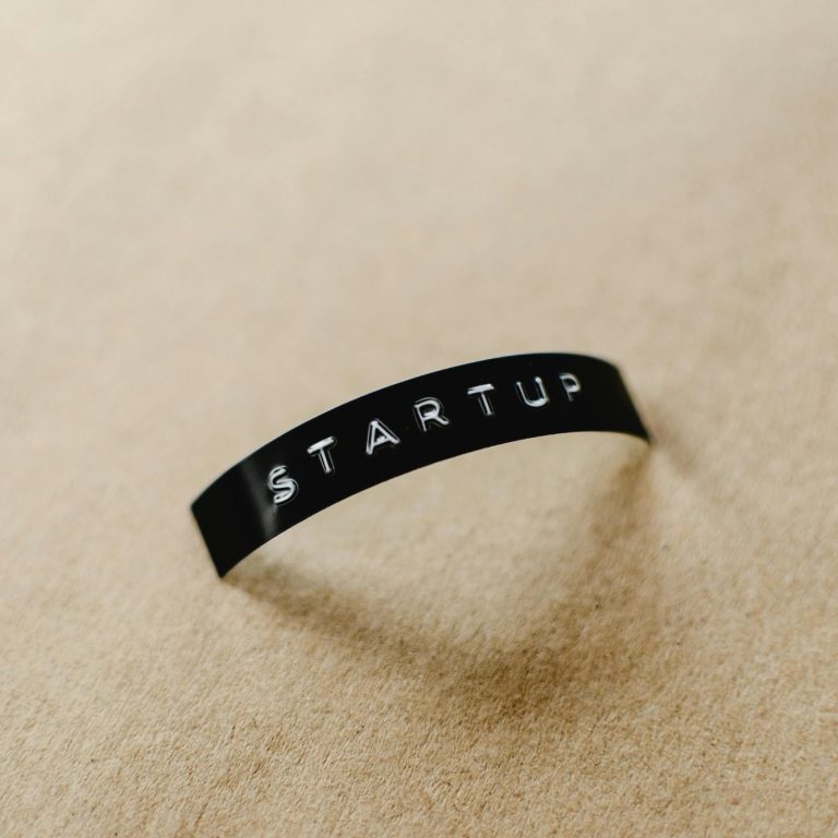 Schwarzes Band mit dem Wort "STARTUP" in Weiß darauf.
